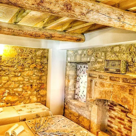 Otel Stone&wood House *